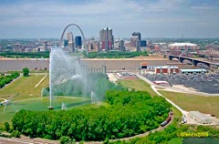 Arch behind Gateway Fountain D2005-05-18-00-51