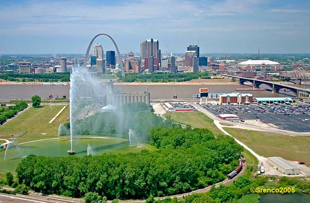 Gateway Fountain with the Arch D2005-05-18-00-51